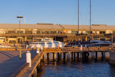 Sidney Avustralya 'daki Jones Körfezi Rıhtım Ofisi ve restoran binasının önündeki yatlar ve tekneler. Arka planda CBD gökdelenleri var..