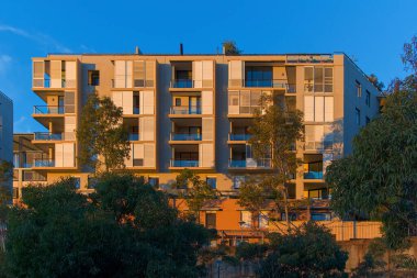 Sidney, Avustralya 'da Pyrmont' ta apartmanlar. Sidney, Avustralya 'daki Pyrmont' un modern banliyölerindeki apartmanlar..