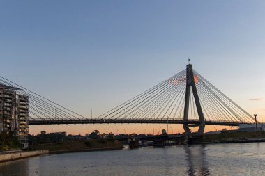 Anzac Köprüsü alacakaranlıkta Pyrmont 'un banliyösünden görüldü. Sidney, Avustralya 'da Pyrmont ve Glebe arasında Johnston Körfezi' ni kapsayan Anzac köprüsü..
