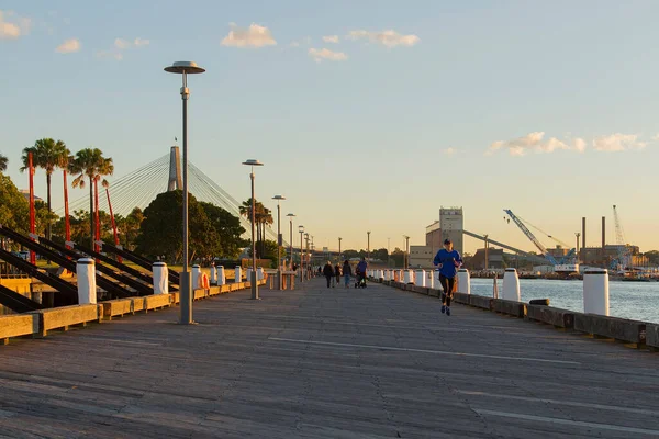 Sydney Austrálie Června 2017 Běžec Chodci Přístavišti Darling Island Park — Stock fotografie