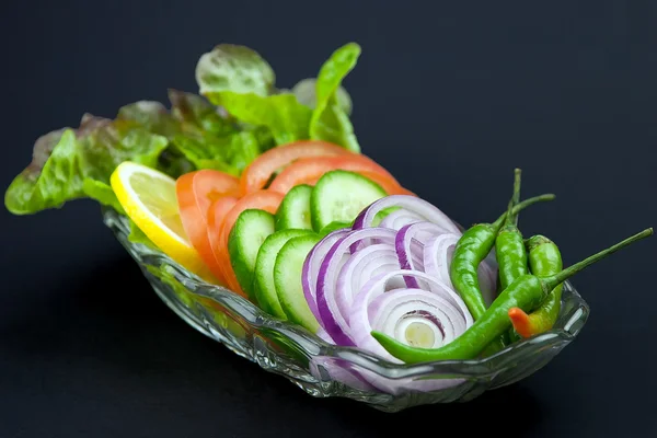 Salade indienne dans un bol en verre — Photo