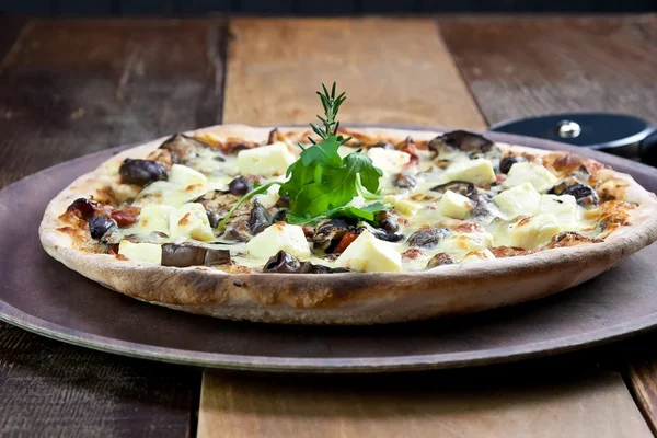 Pizzas rústicas sobre mesa de madera — Foto de Stock