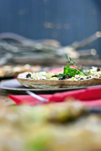 Pizzas rústicas en la mesa — Foto de Stock