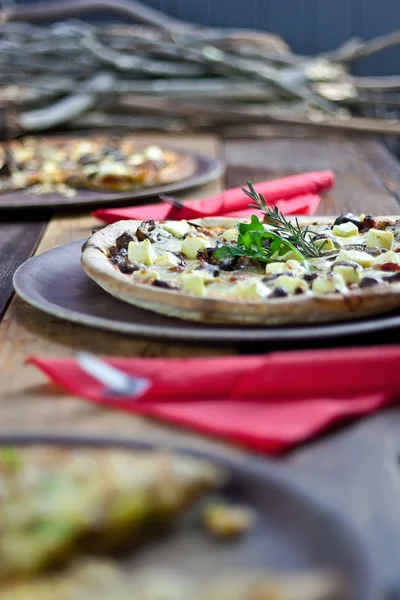 Pizzas rústicas en la mesa — Foto de Stock