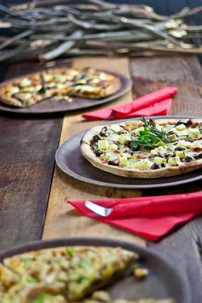 Tres pizzas en mesa de madera rústica — Foto de Stock