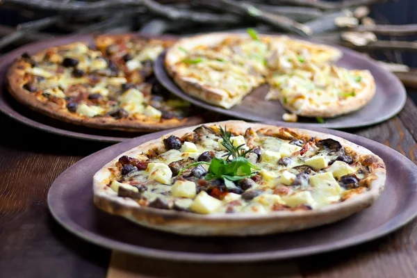 Pizzas rústicas en la mesa — Foto de Stock