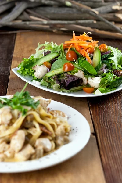 Pasta de pollo y ensalada de verduras Comida en la mesa — Foto de Stock