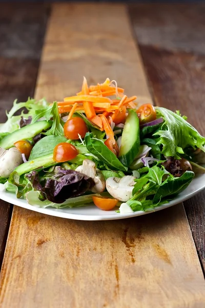 Rustik ahşap masa üzerinde sebze salatası