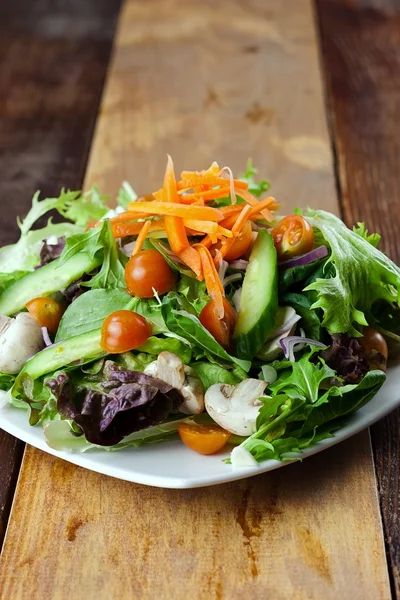 Gemüsesalat auf rustikalem Holztisch — Stockfoto