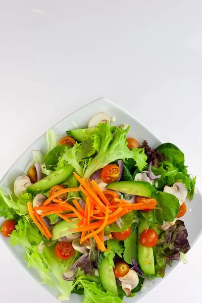 sebze salatası üzerine beyaz izole