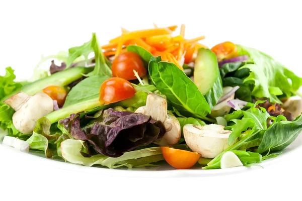 Placa de ensalada de verduras sobre blanco — Foto de Stock