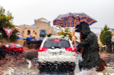Şemsiye geçiş streen yağmur fırtınada kadınla