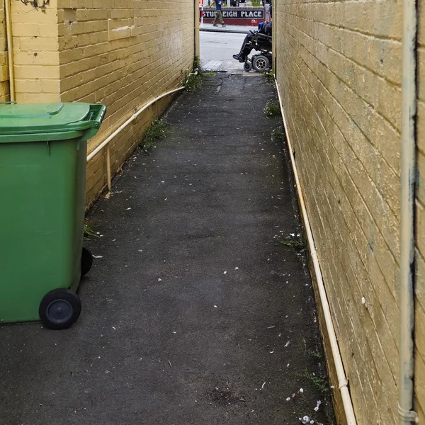 Alleyway üzerine yol yaya ve tekerlekli sandalye ile gelen bakan