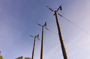 Güneşli elektrik direkleri