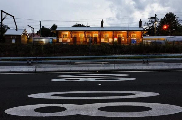 Banliyö tren hareket tren istasyonu — Stok fotoğraf