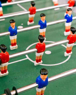Kırmızı ve mavi tablo futbolcuların merkezi daire düzenlenmiş