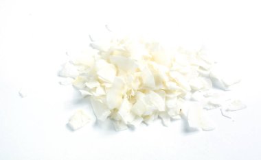 Beyaz arka planda kurutulmuş hindistan cevizi