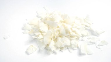 Beyaz arka planda kurutulmuş hindistan cevizi