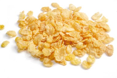 Beyaz arkaplanda izole mısır gevrekleri