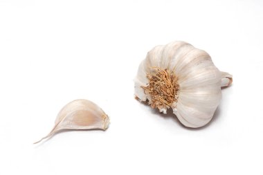 Beyaz arkaplanda sarımsak izole edilmiş.