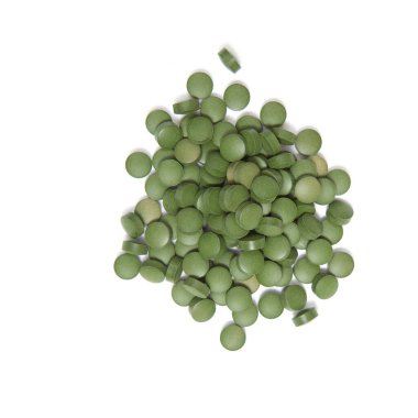 Beyaz arkaplanda klorella topakları izole edildi