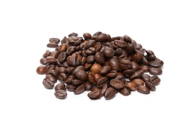 Beyaz arka planda kavrulmuş kahve çekirdekleri izole.