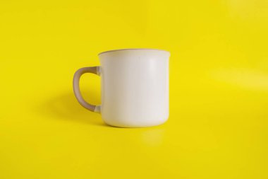 Sarı Arkaplan Modeli Bir Kupa