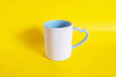 Sarı Arkaplan Modeli Bir Kupa