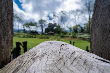 Eski ahşap Windo ile manzara fotoğrafı