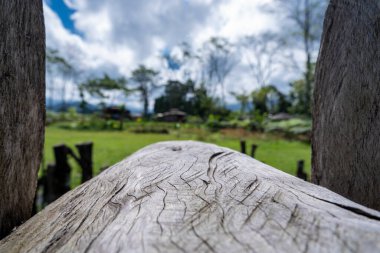 Eski ahşap Windo ile manzara fotoğrafı