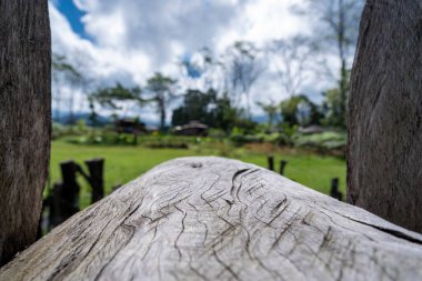 Eski ahşap Windo ile manzara fotoğrafı