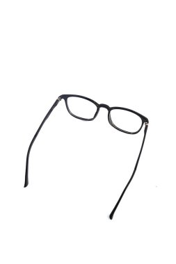 Beyaz arka planda izolasyon gözlükleri. Ön taraftaki fotoğrafta parlak siyah kare gözlük çerçeveleri beyaz bir arka gruba karşı.