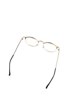 Yuvarlak kadehler. izolasyon gözlükleri beyaz sırtüstü