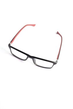 Ön taraftaki fotoğrafta siyah kare gözlük vardı. izole edilmiş beyaz arka grup