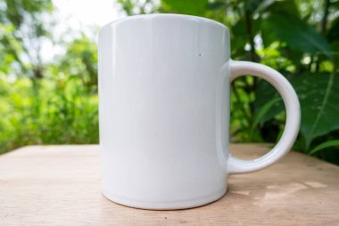 Beyaz kupa doğa arka planında. Beyaz kupa alaycısı.