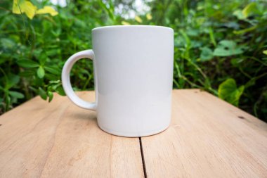 Beyaz kupa doğa arka planında. Beyaz kupa alaycısı.