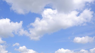 Mavi gökyüzü ve beyaz bulutlar. Mavi gökyüzü