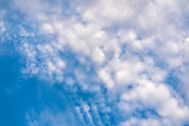 Mavi gökyüzü ve beyaz bulutlar