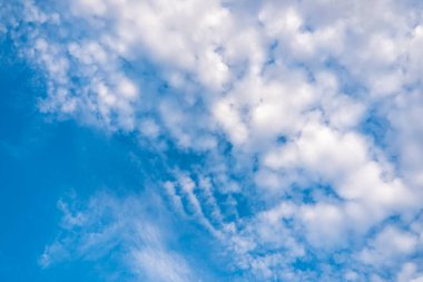 Mavi gökyüzü ve beyaz bulutlar