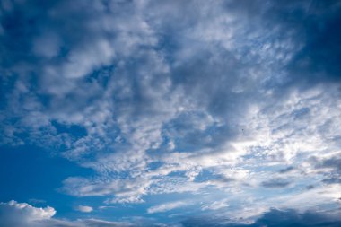 Mavi gökyüzü arka planında beyaz bulutlu