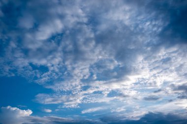 Mavi gökyüzü arka planında beyaz bulutlu