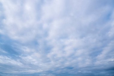 Mavi gökyüzü ve beyaz bulut manzarası