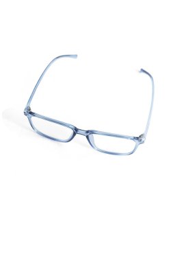 Beyaz arkaplanda mavi kare gözlük var. Fiberglas cam kutu.