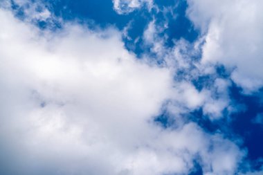 Mavi gökyüzü ve beyaz bulutlar