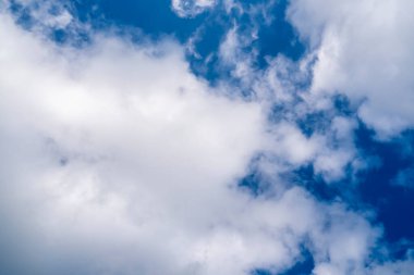 Mavi gökyüzü ve beyaz bulutlar