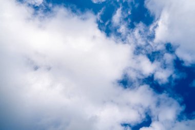 Mavi gökyüzü ve beyaz bulutlar