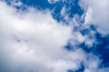 Mavi gökyüzü ve beyaz bulutlar