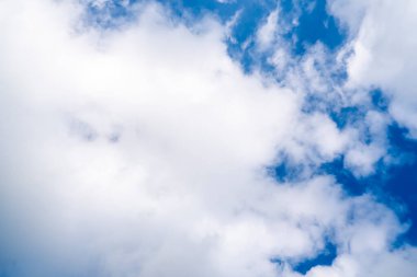 Mavi gökyüzü ve beyaz bulutlar