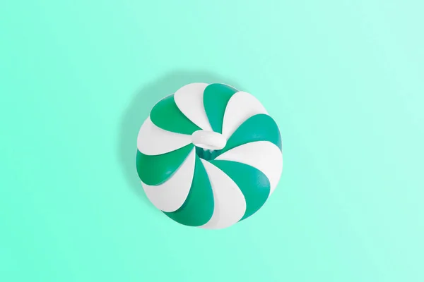 Pastel Yeşil Arkaplanlı Üfleme Modeli Plastik Tabaka — Stok fotoğraf