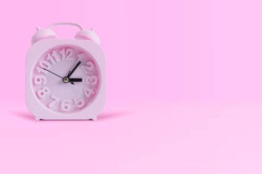 Pastel Pembe Arkaplanda Pembe Saat İzole Edildi. Duvar tıkanması